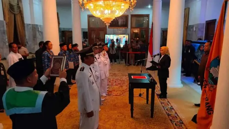 Bupati Serang Ratu Tatu Chasanah, melantik dan mengukuhkan ratusan Aparatur Sipil Negara (ASN), Selasa (27/12/2022). (SIDIK/SATELITNEWS.COM)
