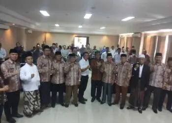 Pj Gubernur Banten Al Muktabar, foto bersama dengan para pengurus FKUB Provinsi Banten, usai menggelar Raker, di Kota Serang, Rabu (7/12/2022). (LUTFI/SATELITNEWS.COM)