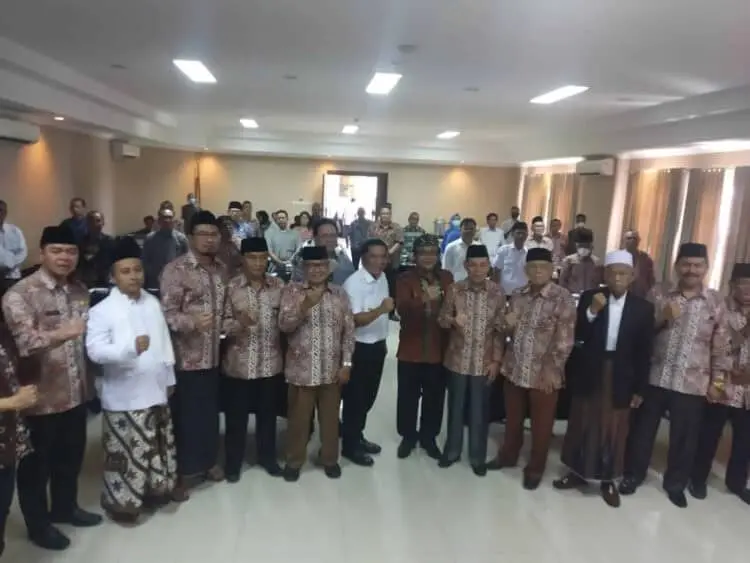 Pj Gubernur Banten Al Muktabar, foto bersama dengan para pengurus FKUB Provinsi Banten, usai menggelar Raker, di Kota Serang, Rabu (7/12/2022). (LUTFI/SATELITNEWS.COM)