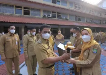Wakil Wali Kota Tangerang Berikan Penghargaan Adiwiyata Kepada Puluhan Sekolah