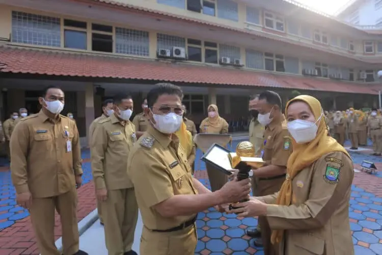 Wakil Wali Kota Tangerang Berikan Penghargaan Adiwiyata Kepada Puluhan Sekolah