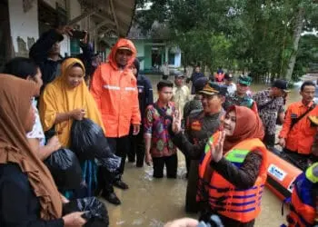 Basah-basahan, Bupati Irna Narulita Serahkan Bantuan