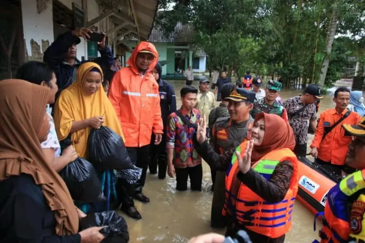 Basah-basahan, Bupati Irna Narulita Serahkan Bantuan