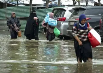 Banjir Rob Terjang Pantai Tanjung Pasir