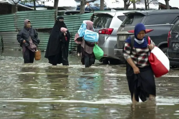Banjir Rob Terjang Pantai Tanjung Pasir