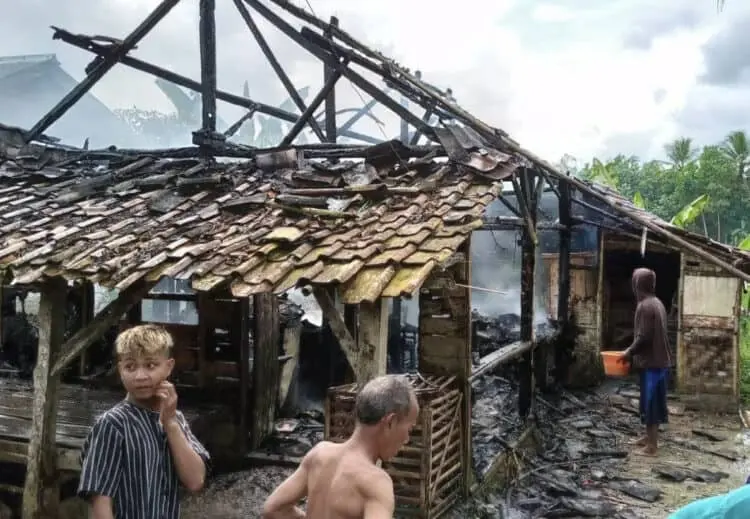 Ditinggal Pemiliknya, Sebuah Rumah di Pandeglang Ludes Terbakar