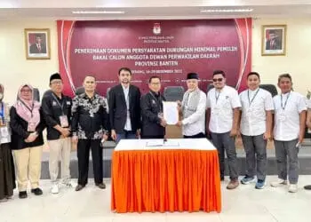 Di hari terakhir pendaftaran calon anggota DPD RI, Kamis (29/12/2022), Komisi Pemilihan Umum (KPU) Provinsi Banten mencatat, sebanyak 21 Bakal Calon (Balon) yang sudah memenuhi kelengkapan syarat minimal dukungan sampai pukul 17.41 WIB. (LUTHFI/SATELITNEWS.COM)