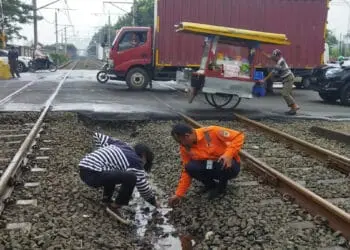 Pipa di Bawah Rel Bocor, Pasokan Air Mampet