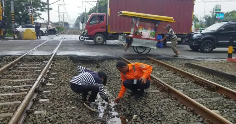 Pipa di Bawah Rel Bocor, Pasokan Air Mampet