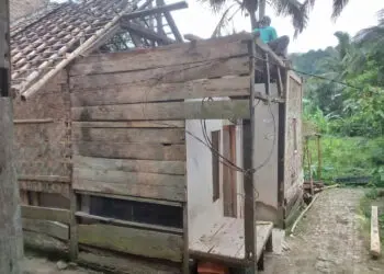 Miris! Sekeluarga di Pandeglang Terpaksa Mengungsi, Ini Penyebabnya