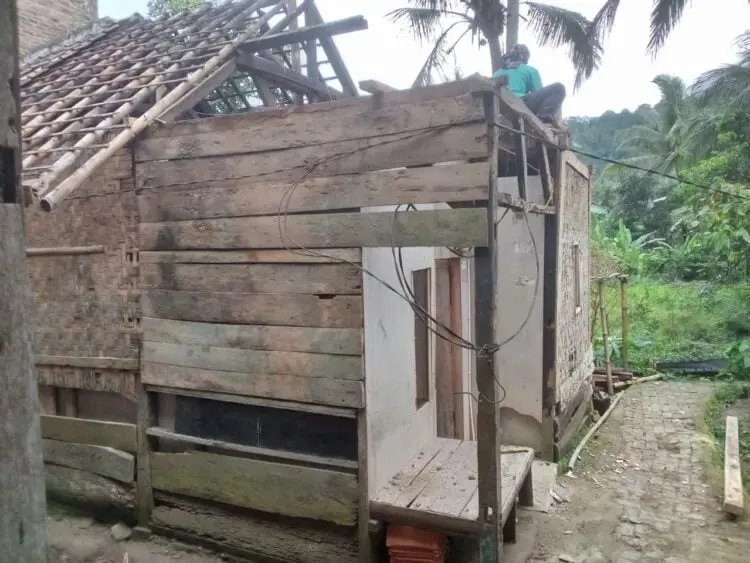Miris! Sekeluarga di Pandeglang Terpaksa Mengungsi, Ini Penyebabnya