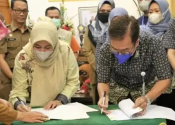 Bupati Pandeglang, Irna Narulita bersama pihak BPJS Kesehatan, sedang menandatangani MoU, di Aula Garuda Pendopo Bupati Pandeglang, Selasa (27/12/2022). (ISTIMEWA)