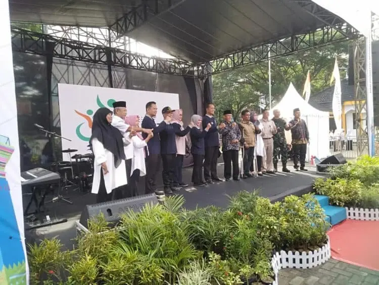 Memperingati hari disabilitas internasional tahun 2022, Pemprov Banten memberikan ratusan bantuan kepada para penyandang disabilitas yang ada di Provinsi Banten. Dari mulai alat bantu, bantuan sosial, sampai bantuan modal usaha. (LUTFI/SATELITNEWS.COM)