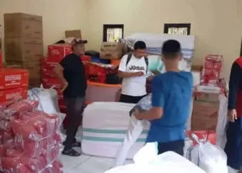 Para petugas dari Dinsos Pandeglang, sedang mendistribusikan bantuan logistik kesetiap lumbung sosial, beberapa waktu lalu. (ISTIMEWA)
