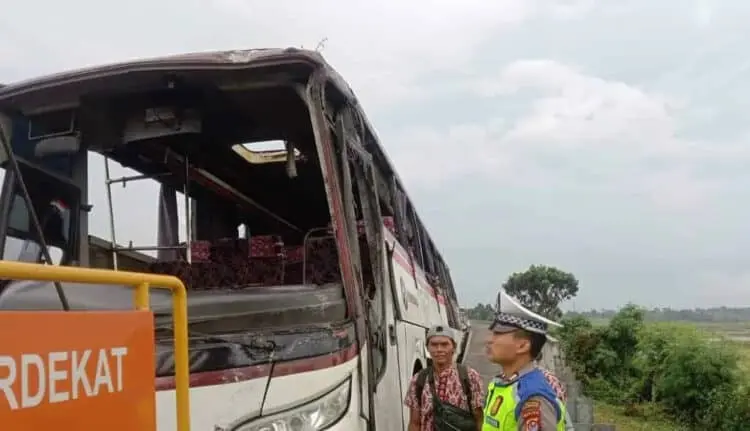 Bus Terguling di Jalan Tol Tangerang-Merak, 1 Penumpang Tewas