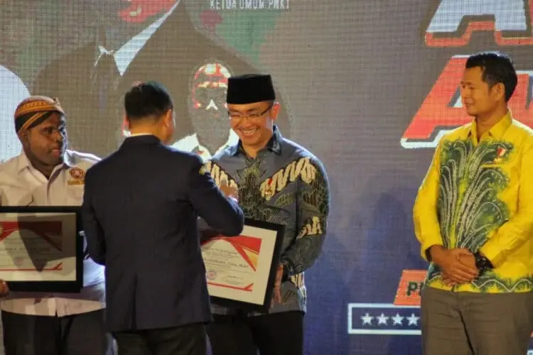 Andika Hazrumy terima penghargaan AKMY Award 2022. (ISTIMEWA)