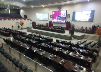 Rapat Paripurna tentang Jawaban PJ Gubernur Banten terkait Pandangan Umum Fraksi-fraksi tentang Penetapan Bank Pembangunan Daerah Banten Tbk sebagai Perseroda, Kamis (1/12/2022). (LUTFI/SATELITNEWS.COM)