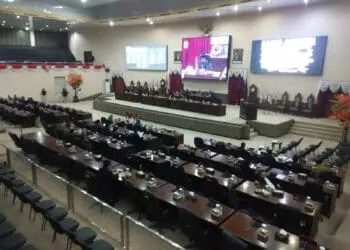 Rapat Paripurna tentang Jawaban PJ Gubernur Banten terkait Pandangan Umum Fraksi-fraksi tentang Penetapan Bank Pembangunan Daerah Banten Tbk sebagai Perseroda, Kamis (1/12/2022). (LUTFI/SATELITNEWS.COM)