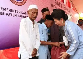 PAKET SEMBAKO: Kepala Kejari Kabupaten Tangerang, Nova Elida Saragih, secara simbolis menyerahkan bantuan paket sembako di acara Baksos Kejari bersama Pemkab Tangerang di Teluknaga, Sabtu (10/12/2022). (ISTIMEWA)
