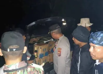 Ratusan botol Miras disita anggota kepolisian, saat Operasi Pekat Maung II Polres Pandeglang, Minggu (11/12/2022) malam. (ISTIMEWA)