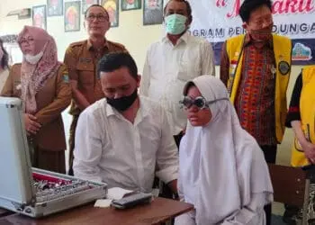 Seorang pelajar sedang melakukan pemeriksaan mata, secara gratis, Senin (12/12/2022). (SIDIK/SATELITNEWS.COM)
