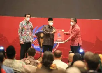 PJ Gubernur Banten Al Muktabar (kanan),  terima penghargaan dari Wapres RI KH. Ma'ruf Amin, Senin (12/12/2022). (ISTIMEWA)