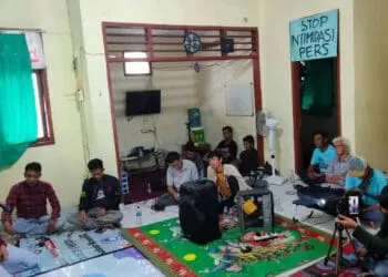 Seorang narasumber menyampaikan materinya, saat diskusi jurnalis di Sekretariat Pokja Wartawan (Porwan) Pandeglang, Selasa (13/12/2022). (MARDIANA/SATELITNEWS.COM)