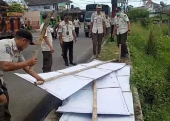 Puluhan Spanduk Liar di Jalur Protokol Pandeglang Ditertibkan