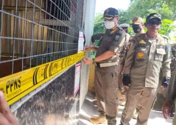 Anggota Satpol PP Kabupaten Serang segel THM di JLS, Kamis (15/12/2022). (SIDIK/SATELITNEWS.COM)