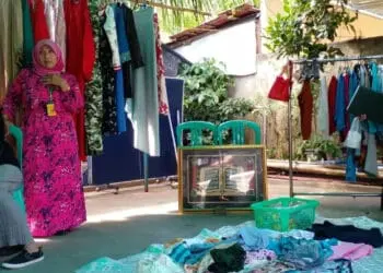 BAZAAR: Warga RW 06 Perumahan Ciledug Indah menggelar barang dagangan pada bazaar Peduli Cianjur. (AAN ARWANI/SATELITNEWS)