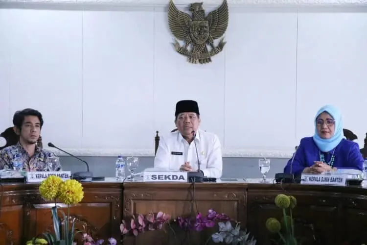 Sekda Kabupaten Serang TB. Entus Mahnud Sairi, saat menggelar rapat koordinasi, belum lama ini. (DOKUMEN/SATELITNEWS.COM)