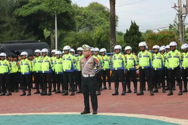 Ribuan personel Polres Pandeglang, dikerahkan untuk amankan Nataru, Kamis (22/12/2022). (LUTFI/SATELITNEWS.COM)