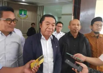 PJ Gubernur Banten Al Muktabar, saat di wawancara wartawan, Rabu (28/12/2022). (LUTHFI/SATELITNEWS.COM)