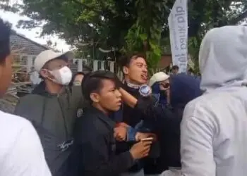 Bakar Ban Hingga Ricuh Pendemo-Aparat Warnai HUT Lebak Ke-194
