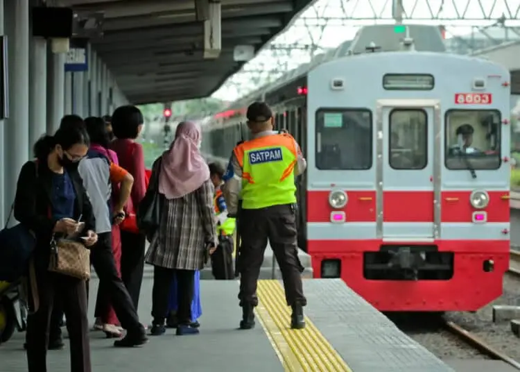 Foto Penambahan Layanan KRL Jabodetabek Pada Malam Tahun Baru