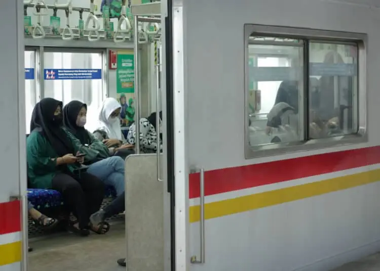Foto Penambahan Layanan KRL Jabodetabek Pada Malam Tahun Baru