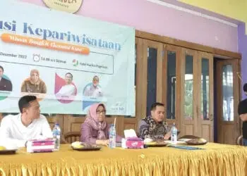 Sejumlah narasumber sedang memaparkan materinya, dalam Diskusi Kepariwisataan, di salah satu lokasi wisata di Pandeglang, Sabtu (24/12/2022). (MARDIANA/SATELITNEWS.COM)