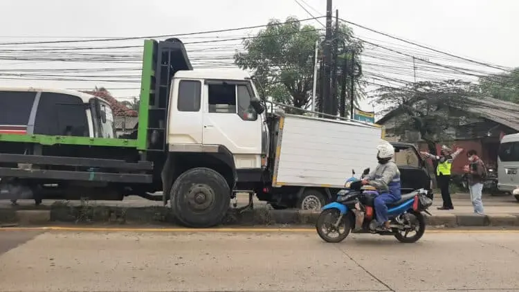 Diduga Rem Blong, Kecelakaan Beruntun Terjadi di Fly Over Balaraja