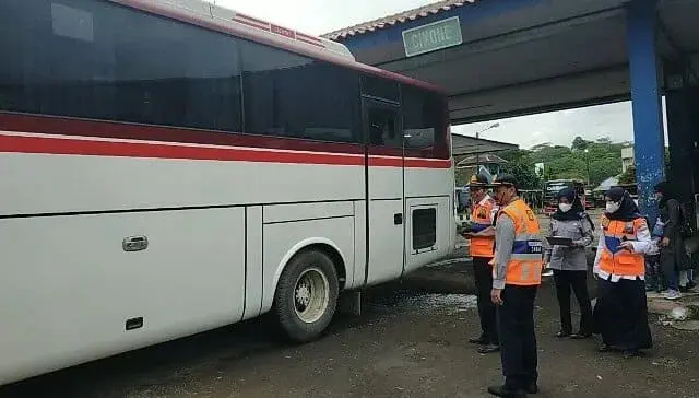 Petugas Temukan Kendaraan Tak Laik Jalan Saat Gelar Pemeriksaan di Terminal Mandala