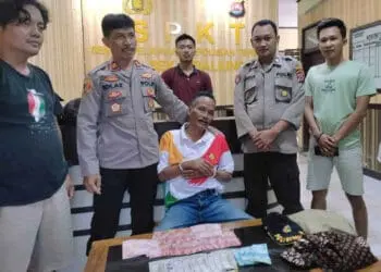 Sebelum dibawa ke Mapolres Pandeglang, pelaku diamankan terlebih dahulu di Mapolsek Cibaliung. (ISTIMEWA)