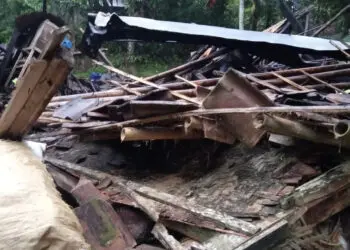 Kondisi rumah warga Saketi yang ambruk, akibat hujan deras dan angin kencang. (ISTIMEWA)