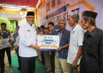Pemberian bantuan kepada masyarakat Curug, Kota Serang, dalam rangka HUT Amal Bakti PU ke 77. (ISTIMEWA)