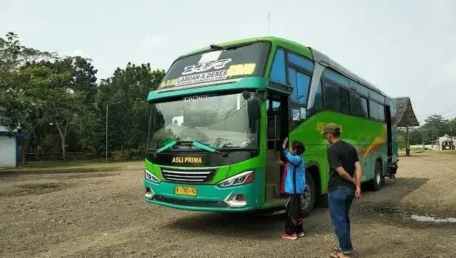 Bus jurusan Labuan-Kalideres sedang menunggu penumpang di terminal Labuan, Kabupaten Pandeglang. (ISTIMEWA)