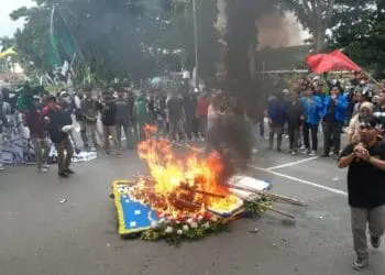 Kritisi Pembangunan Lebak di Usia 194 Tahun, Karangan Bunga Dibakar Massa