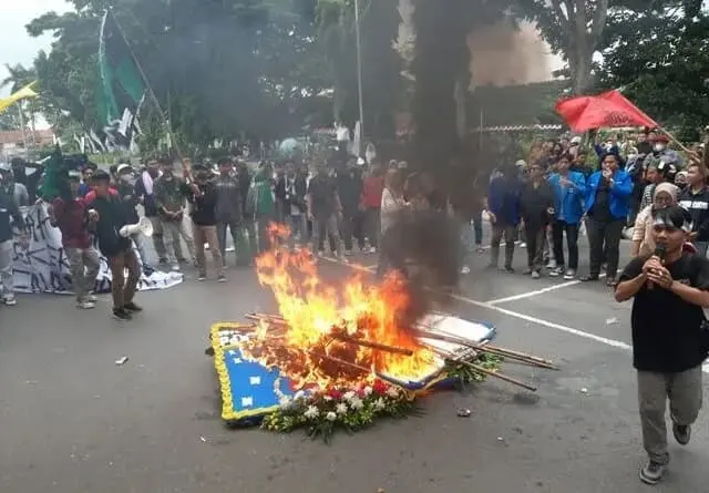 Kritisi Pembangunan Lebak di Usia 194 Tahun, Karangan Bunga Dibakar Massa