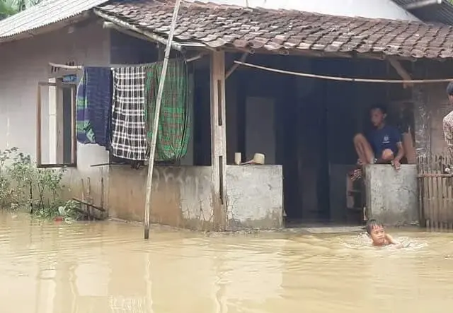 Kisah Jaja yang Gagal Tidur Nyenyak Gegara Sungai Ciujung Meluap