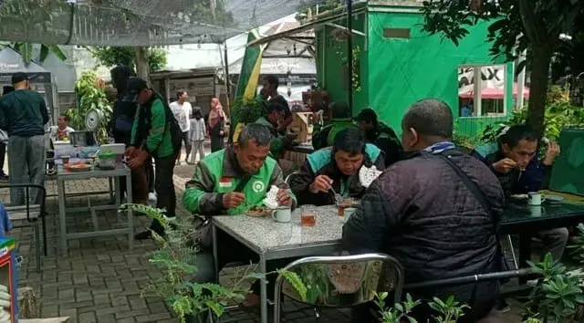 Jumat Berkah, KWT Mina Tani Lestari Cibodas Sediakan Sarapan Gratis, Ojol: Alhamdulillah Membantu Berhemat