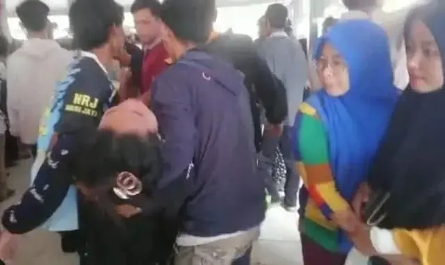 Kelelahan, Sejumlah Warga di Lebak Pingsan Saat Antre Penerimaan Bansos BBM