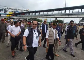 Menteri Kordinator (Menko) Pembangunan Manusia dan Kebudayaan (PMK) RI, Muhadjir Effendy, berkunjung ke Pelabuhan Merak, Minggu (1/1/2023). (LUTHFI/SATELITNEWS.COM)