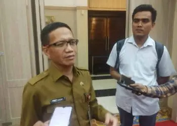 Kepala Badan Kepegawaian Daerah (BKD) Pemprov Banten, Nana Supiana, sedang di wawancara, Selasa (10/1/2023). (LUTHFI/SATELITNEWS.COM)
